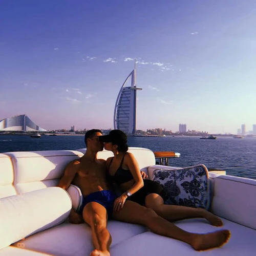 man-and-woman-kissing-in-dubai